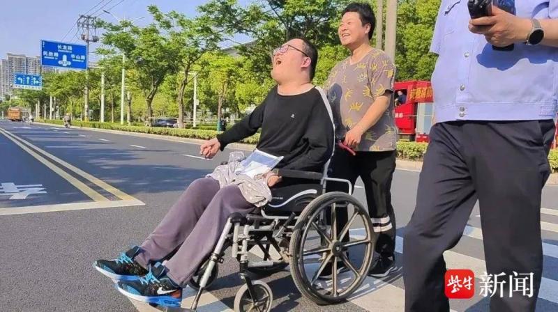 Relying solely on two fingers to write and dream of becoming a teacher, mother and son have been relying on each other for six years and studying hard. A severely ill male student in Jiangsu scored 632 points in the college entrance examination, studying | physically | wheelchair | mother | life | Gu Weihua | son | Dong Yichao