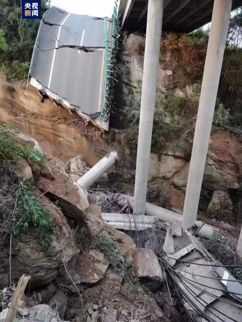 Two cars crashed into a gap and caught fire, the reason is announced! The high-speed bridge suddenly collapsed in Dazhou | Bridge deck | Key