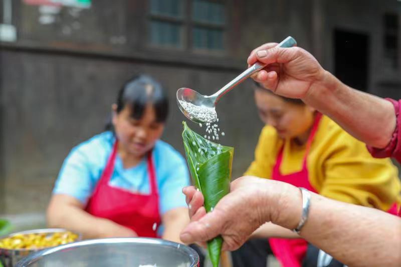 It can be seen how romantic the Chinese people are, and how related they are to so many famous people. This festival eats five yellow and twelve red Zongzi | calamus | festival