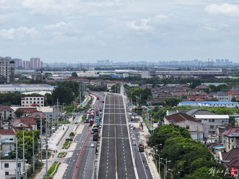 Pedestrians can enjoy the scenery and stroll across the river. The construction of the Feiyun Bridge in the west section of the Shanghai Xinchuansha River section of the Wusong River Project has been completed and opened to traffic on the west section of the river