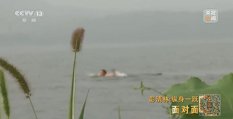 12米之上纵身一跳！跳江救人小哥彭清林：我就想做一个平凡的好人游泳|跳江|好人
