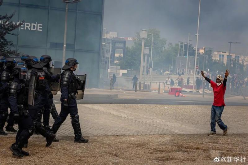 Personnel injured, carrying 41 Chinese nationals suspected of being attacked in France! All glass is damaged, citizen | China | France