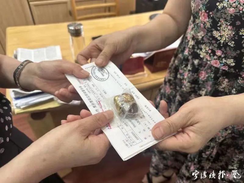 打开一看竟然有45万元存单和一袋金银首饰！,浙江一租客打扫卫生发现暗格小保险箱|社区|打扫卫生