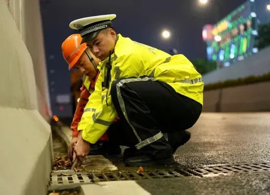 To ensure social safety and stability, Shanghai public security officers are on duty to strengthen safety control, "Bebejia" is coming