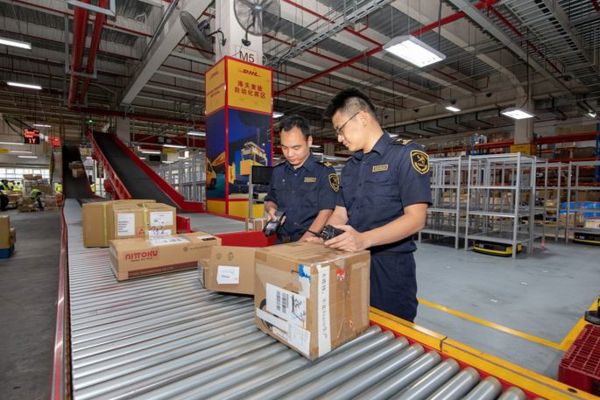 Nearly half of the orders are placed by the United States! Customs exploring cross-border e-commerce charter flight supervision, Pudong Airport exports over 1 million packages per day for e-commerce | Cross border | Customs