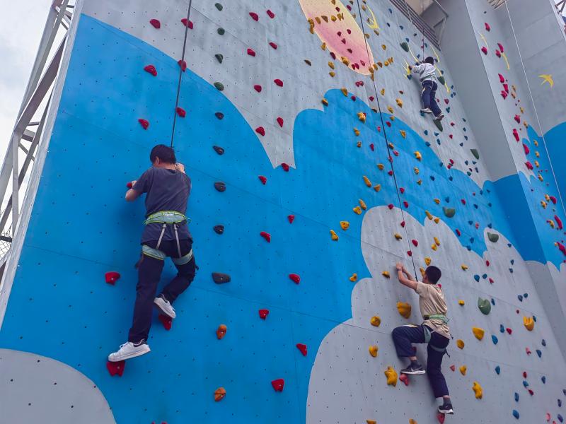 This school uses rock climbing to relieve stress for students and pursue glory. The high school and college entrance exams are about to be reviewed. Students