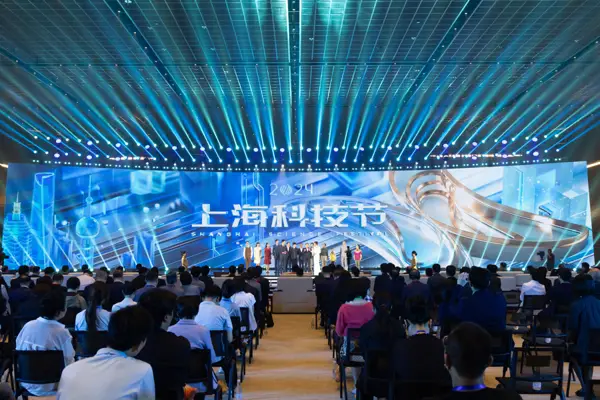 Mayor Gong Zheng, Academician Yao Qizhi and Dou Yifan jointly launched the 2024 Shanghai Science and Technology Festival.