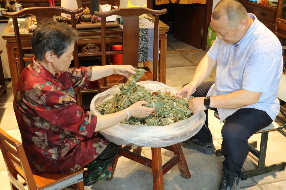 There is a free herbal tea stall in this small town in the suburbs of Shanghai, dedicated to the Jinshan District for twelve years