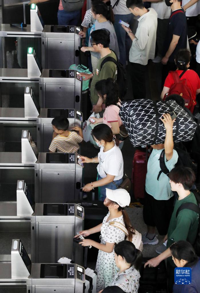 Train scheduling and summer transportation opening hall | Tianjin West Station | Train