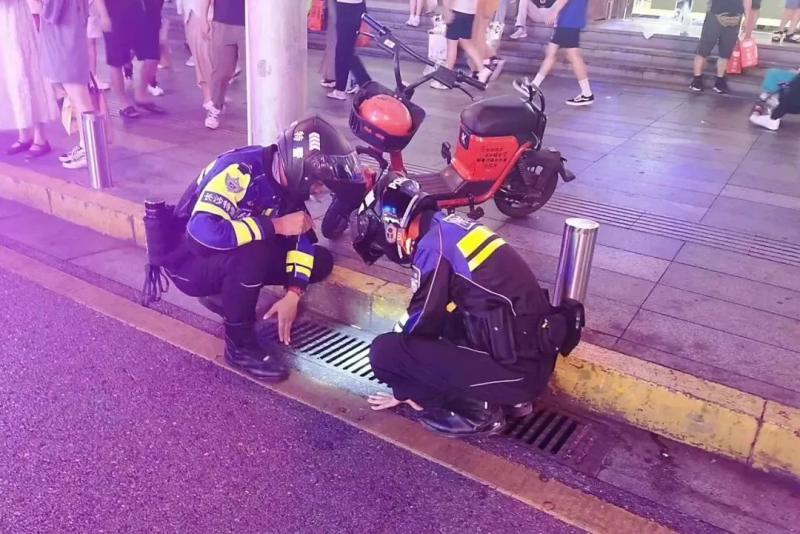 The police can't hold back when they receive the banner! Netizen: The prominent group in the banner industry | police officers | flags