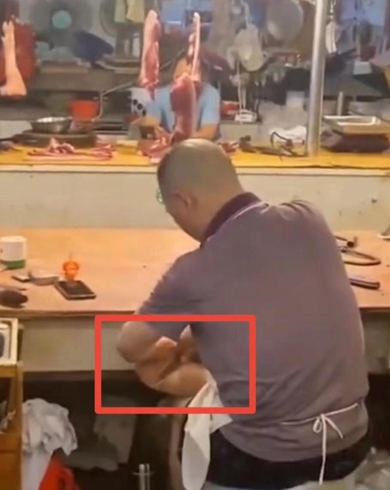 Case investigation, video exposure! Official: True, the owner of a meat shop in Zigong suspects using a meat cutter to scrape their feet. Video | Supervision and management | Meat shop