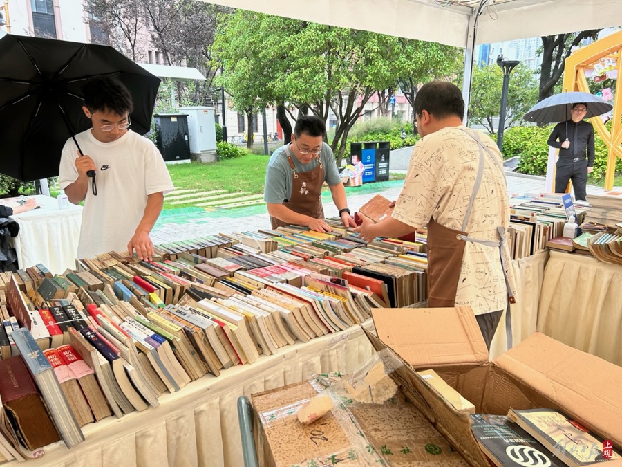 The "Old Book Market" by the Suzhou River has opened, and the rainy weather does not stop the enthusiasm of Shanghai people to search for books