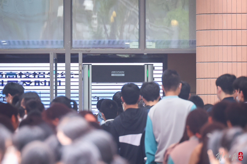 This exam site has male and female students entering through different channels. For the first time, the college entrance examination site has used the "smart security gate" in Yangpu District, Shanghai | exam site | security gate