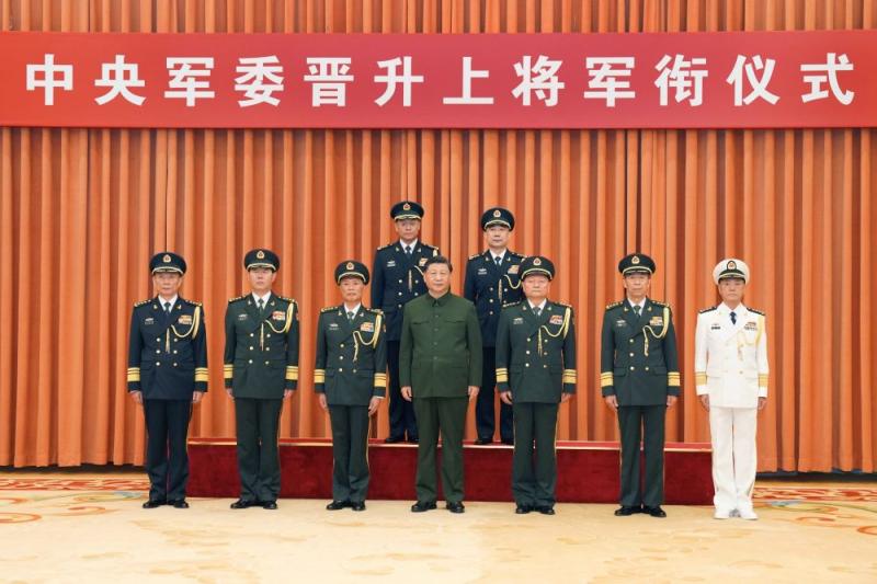 The Central Military Commission held a ceremony for the promotion of the rank of general Xi Jinping issued a certificate of order and congratulated the officers in the rank of promotion. Beijing Bayi Building | Ceremony | Xi Jinping