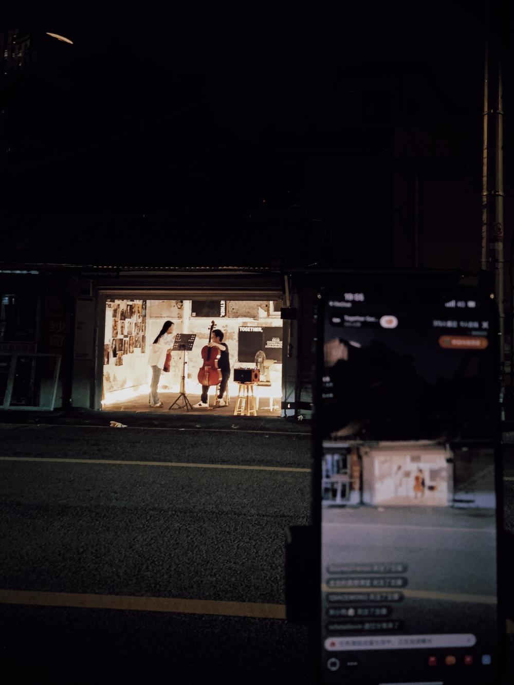 This is Shanghai!, The impromptu performance on the roadside in Anhua touched netizens: Romantic Room in the Market | Anhua Road | Shanghai