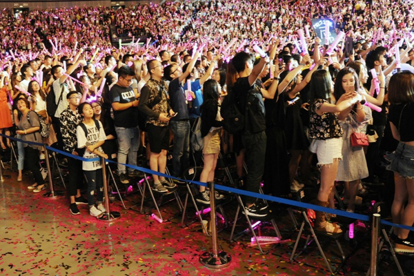 Should I stand up and sing along while watching the concert? Netizens argue: How to watch a concert