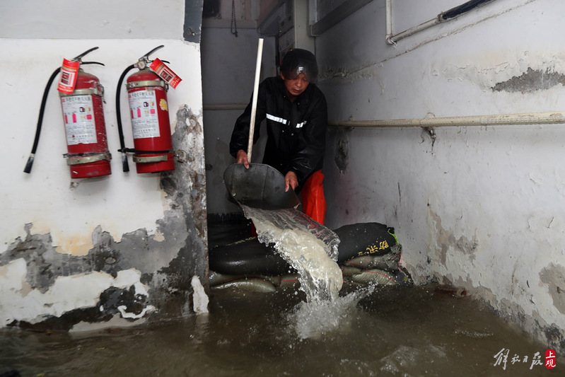 Cadres and volunteers of the rainstorm residents committee were the first to stand out in the storm. Residents' homes flooded in varying degrees. Residents | volunteers | Shanghai