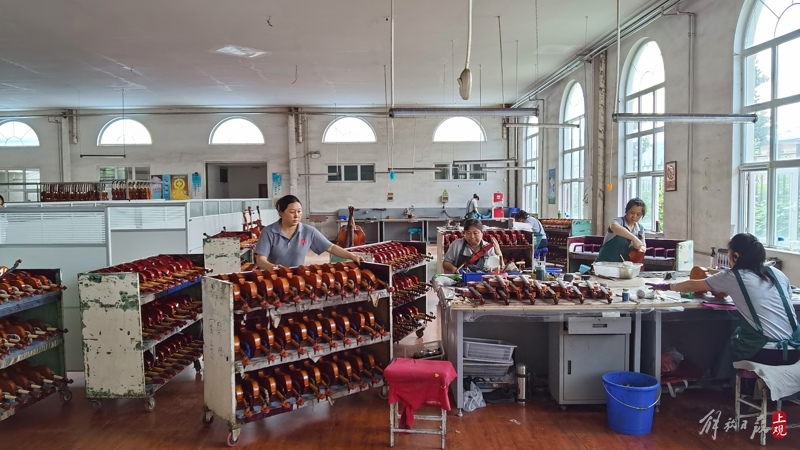 Why has Donggao Village in Pinggu, Beijing become the hometown of violins? For every few violins sold globally, one comes from here