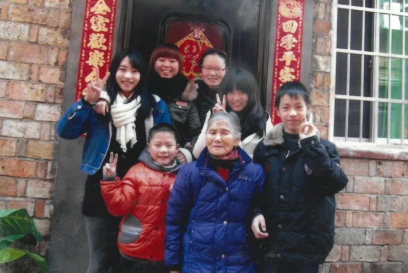 Surprisingly, it is a "picked up" story, with a 61 year difference. Behind the "wedding photo" is Zhang Jiagang | Tang Caiying | wedding photo