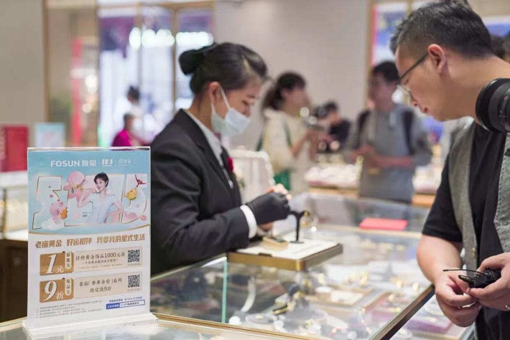 Young people's live broadcast room "explodes in buying" Shanghai's time-honored brands. This year's May 5th Shopping Festival, "Gold is More Popular than Love" live broadcast | Gold | Live broadcast room