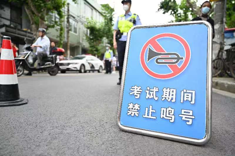 紧急为“马大哈”办证……上海公安全力护航高考,增设临时停车位车辆|考生|马大哈