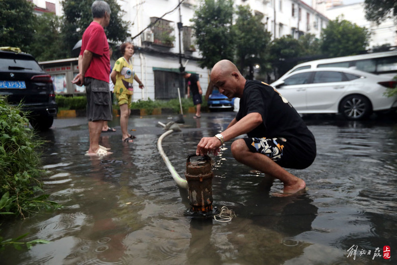 Cadres and volunteers of the rainstorm residents committee were the first to stand out in the storm. Residents' homes flooded in varying degrees. Residents | volunteers | Shanghai