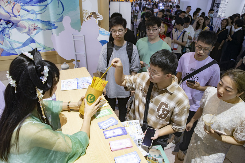 Someone came specifically to ask for her signature, and on Chinajoy, they ran into a beautiful doctor named Zhang Xinyu who was rescuing people. | Card | Saving People