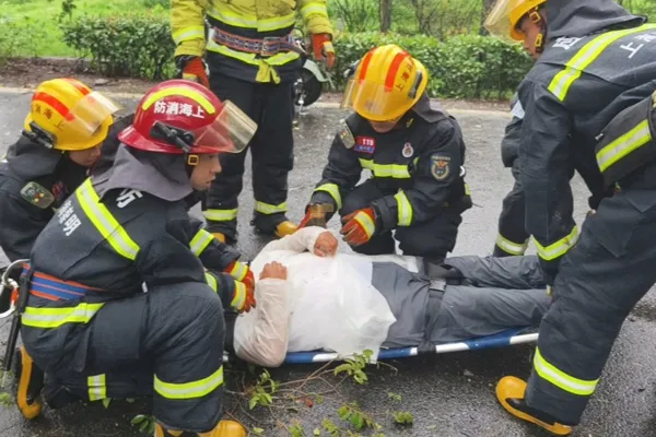 Fire rescue personnel are doing their best to rescue and deal with the situation. Typhoon Bebejia has caused many dangerous situations. An elderly man in Shanghai was injured by a fallen tree.