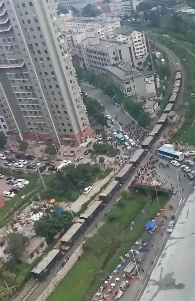 Passengers flipping over trains and passing through! The railway department responded that a train was stopped in the urban area of Benxi for nearly an hour! To traffic congestion freight | train | train