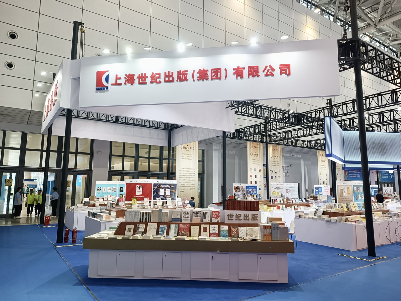 The Shanghai delegation made an appearance at the National Book Trading Expo, featuring books, exhibitions, and coffee socialism | exhibition area | books