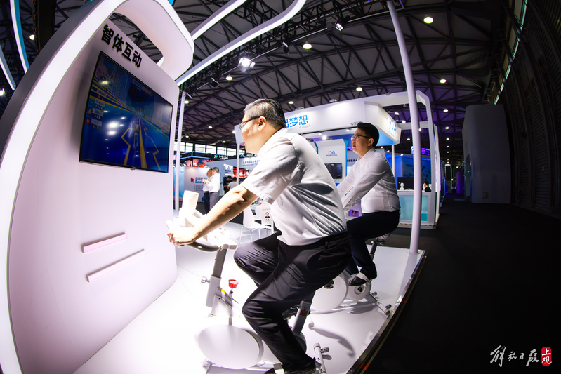 Smart glasses, naked eye 3D tablets... "Digital Everything" appears in clusters at the Shanghai World Mobile Communication Conference City | Shanghai | Everything