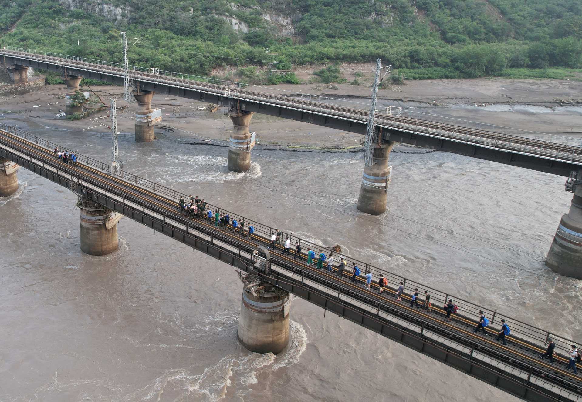 I am returning home with stranded passengers, and I am on the scene. The story behind the photos | Walking directly to hiking | Transportation | Passengers