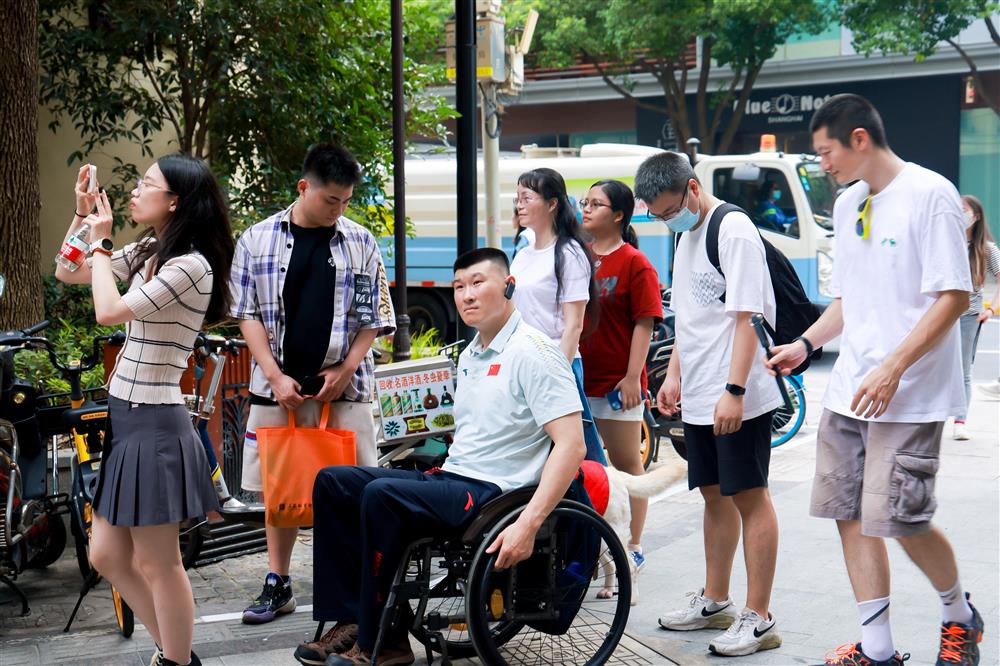 This heartwarming relay "touches the backlight", in Shanghai, ride first and then walk at Xinhua Bookstore | Series | heartwarming