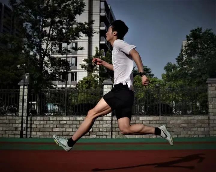 A high school boy from Zhejiang runs into Tsinghua University! Goal: Run 100 meters in 10 seconds Student | Coach | Running