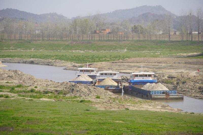 New signs of illegal sand mining in the Yangtze River Basin: Stealing sand under the guise of dredging and "ant moving" style sand theft in the Yangtze River Basin