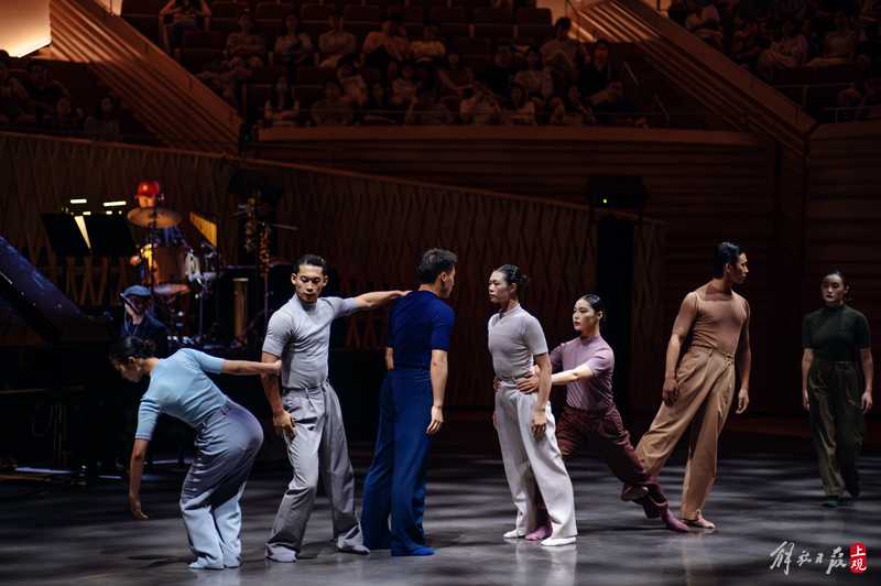 But it brought unexpected surprises. Without pre designed dance movements, contemporary dance entered the symphony hall. Xie Xin | Dance Troupe | Dance