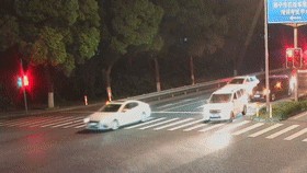 Three private cars collectively ran a red light! Traffic police: No penalty for all cars | collective | private cars