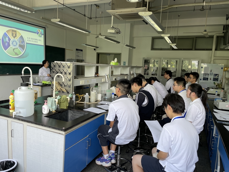 The "Walking Five Education Classroom" expands the space for extracurricular learning and practice, with over 260 high school students entering the university campus to experience Xuhui District | universities | university campuses