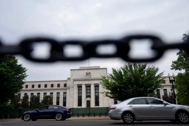 Why suspend interest rate hikes?, Federal Reserve
