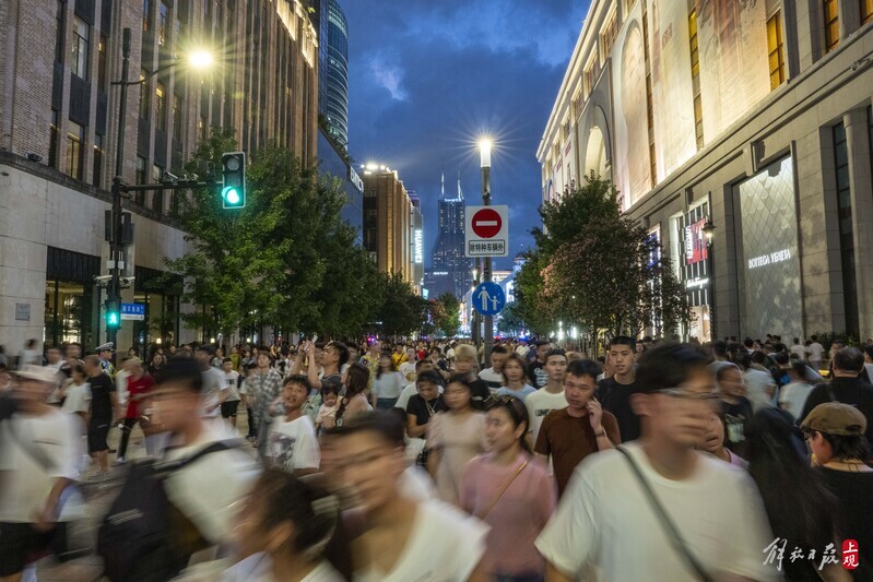 南京路步行街快被游客填满,上海热门景点人气节节攀升大客流