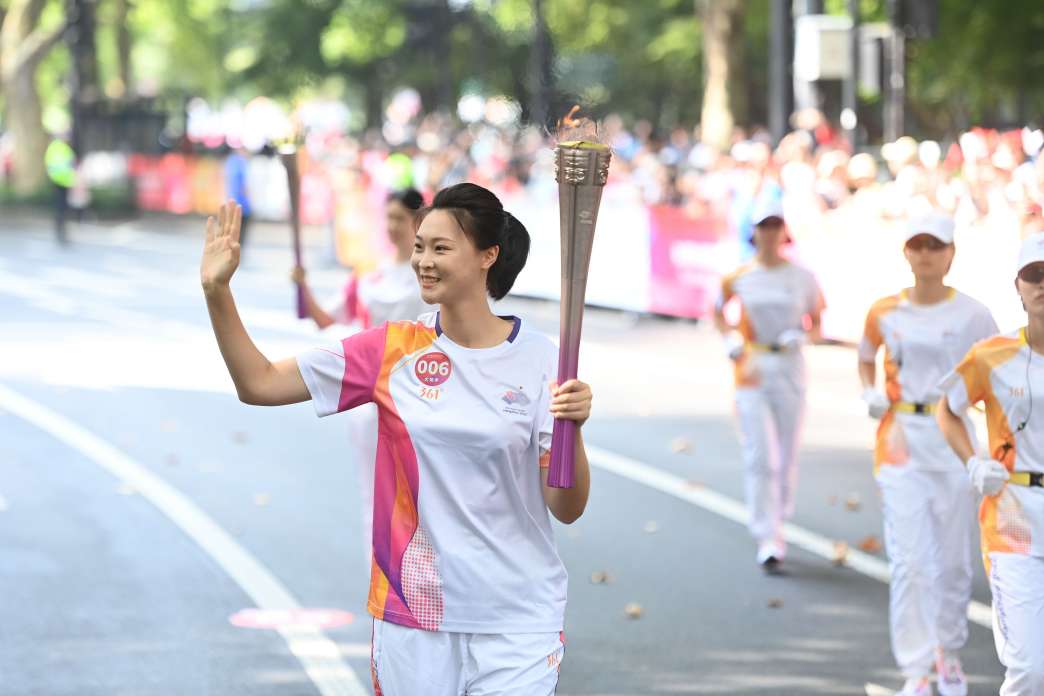 Looking at the Asian Games Torch Relay in Zhejiang | "Fireworks"\