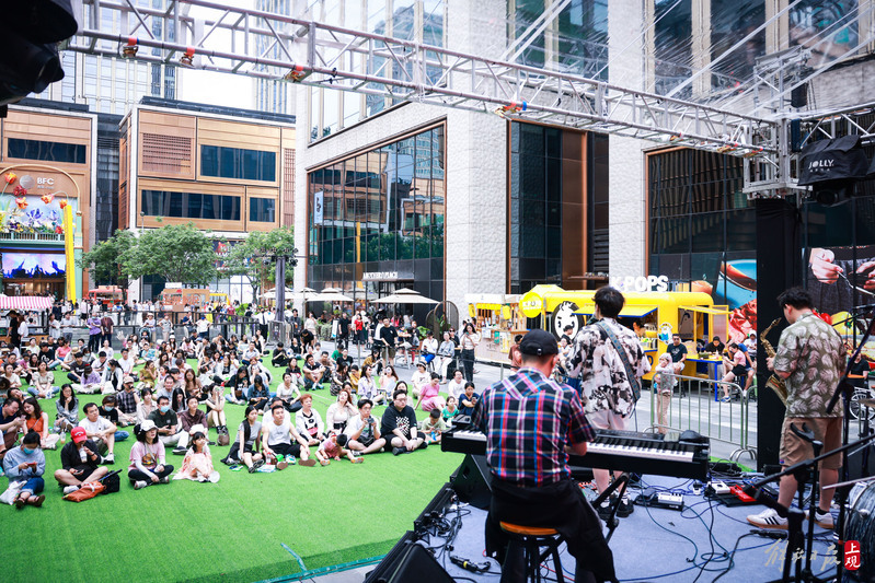 People enjoy the Dragon Boat Festival holiday with parent-child time and rhythmic music, and the May 5th Shopping Festival is full of popularity in shopping malls. Music | The Bund | Popularity