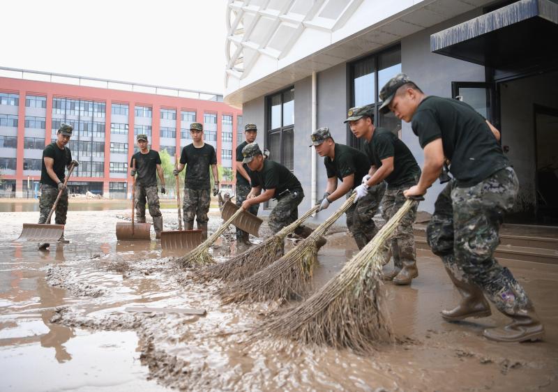 永远冲不垮的“堤坝”——献给投身抗洪救灾的勇毅前行者舟。8月2日|客车。”从8月1日|堤坝