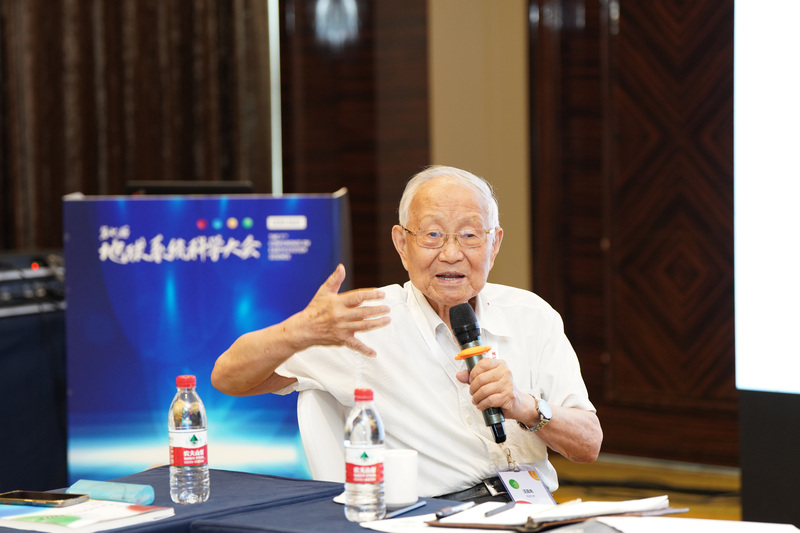 Is it suitable for scientists to do science popularization? How can cutting-edge achievements be popularized to the public? They talked about popular science research, academicians, and achievements at the scientific conference