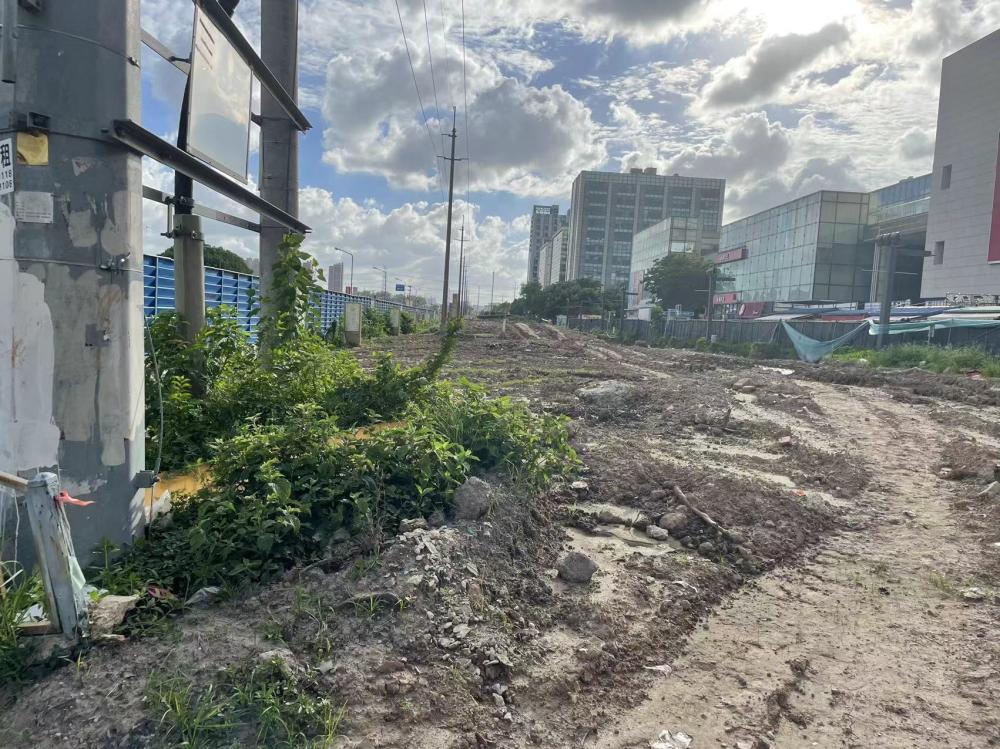 Why are the dust prevention measures not in place?, The dust is so heavy that you can't even see the road clearly! On this road in Pudong, garbage trucks pile up garbage | Jinhai | Lianlu