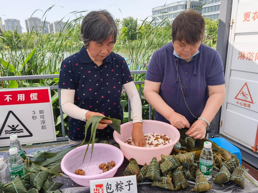 Wrapping Zongzi, inserting wormwood leaves, making sachets, weaving colorful hand ropes... Gumei Park staged an "immersive" Dragon Boat Festival Minhang District | Park | sachets