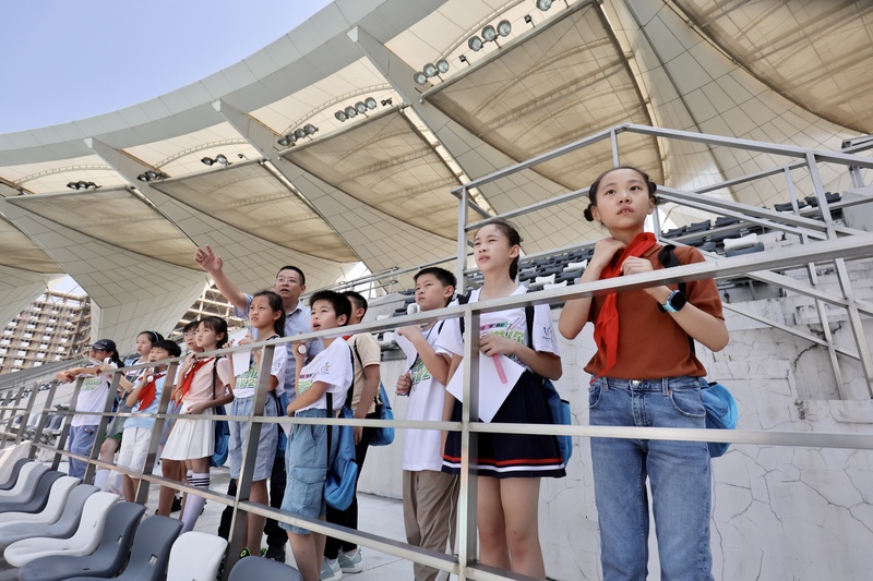 Olympic diving champion Wu Minxia takes her children to check in at the sports stadium and approach the path of becoming champions: to have the courage to pursue a dream woman | Sports | Champion