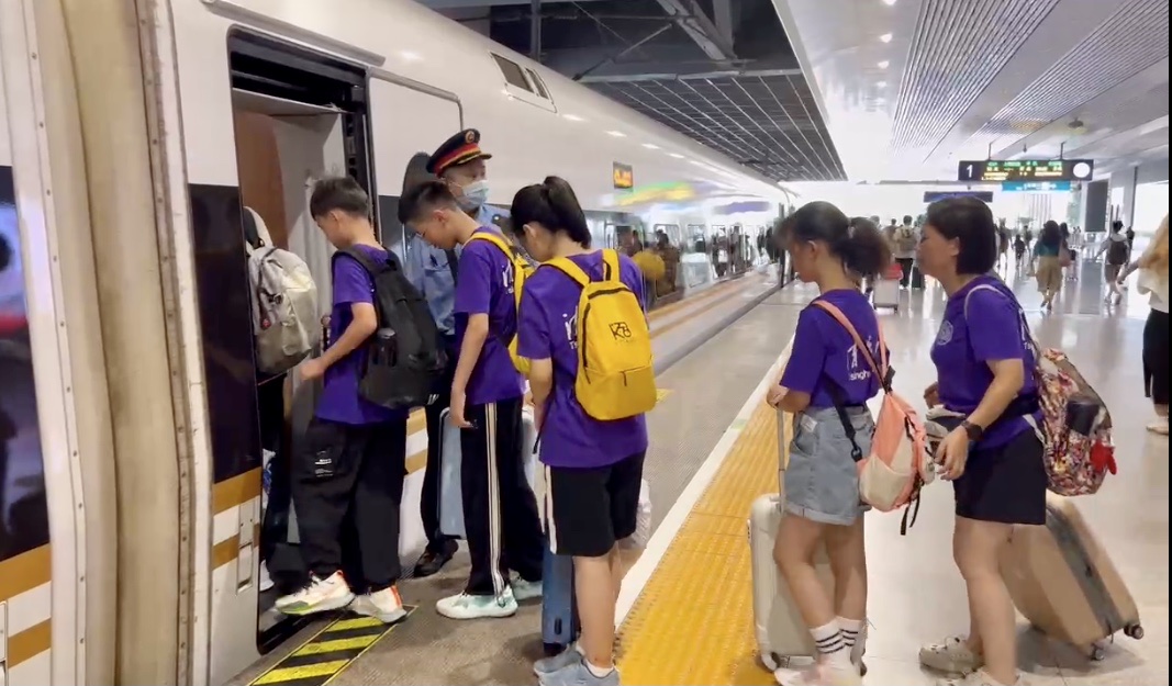 Parents also drop their children off the train... A train of over 400 children creates history, and the railway summer transportation welcomes super big exams for children | elementary school students | parents