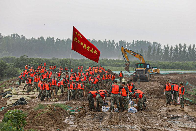 Mission Must Be Reached - The People's Liberation Army and the People's Armed Police Force Strive for Flood Control and Disaster Relief, Putting the People First Military Brigade | Officers and Soldiers | The People's Liberation Army