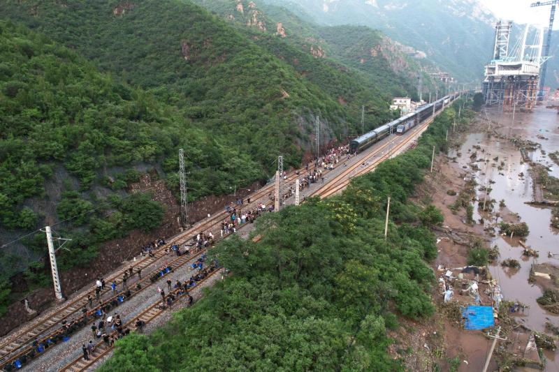 Wind and Rain Crossing Difficulties on the Same Road - Record of Passengers Staying, Transferring, Evacuating, and Rescuing on the Three Trains of Fengsha Line | Trains | Passengers